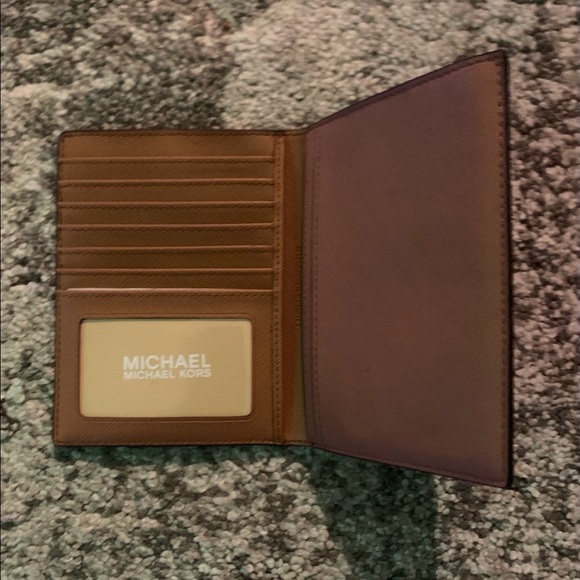 MICHAEL KORS PASSPORT WALLET - Picture 2 of 9